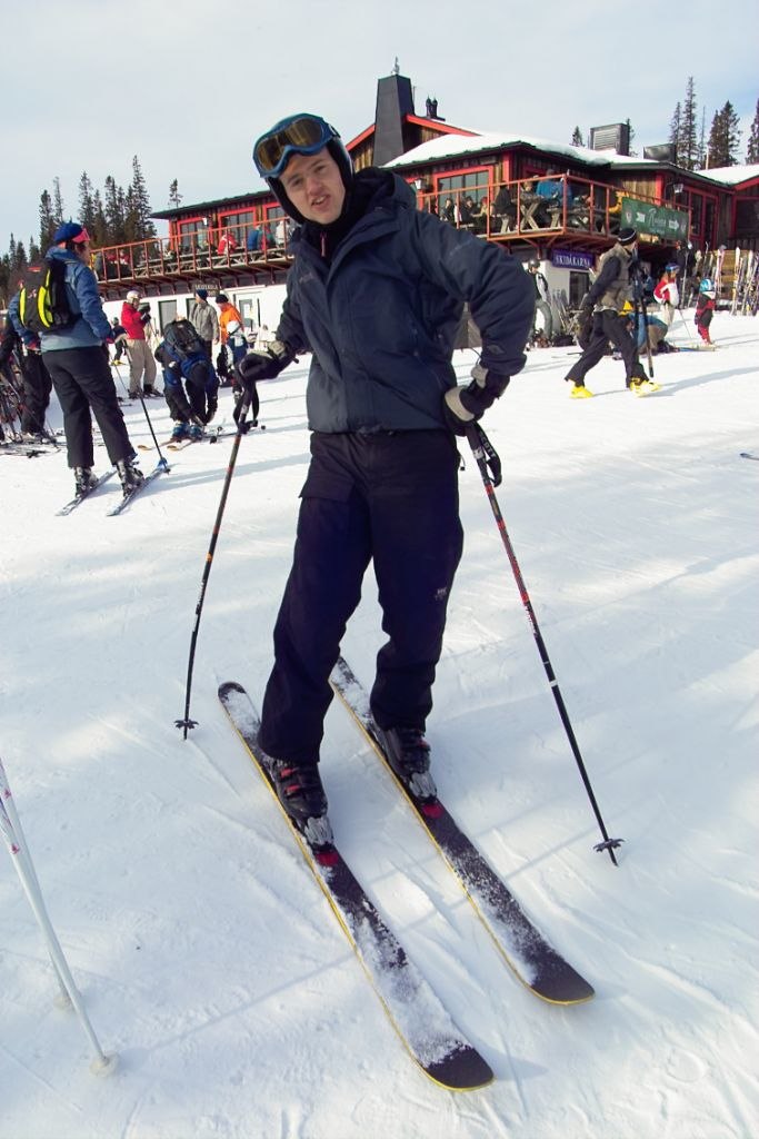 Jag står och gör en kung Carl-Gustaf-pose nere v. Foto: Fredrik Olofsson. Åkare: Erik Rombo.
