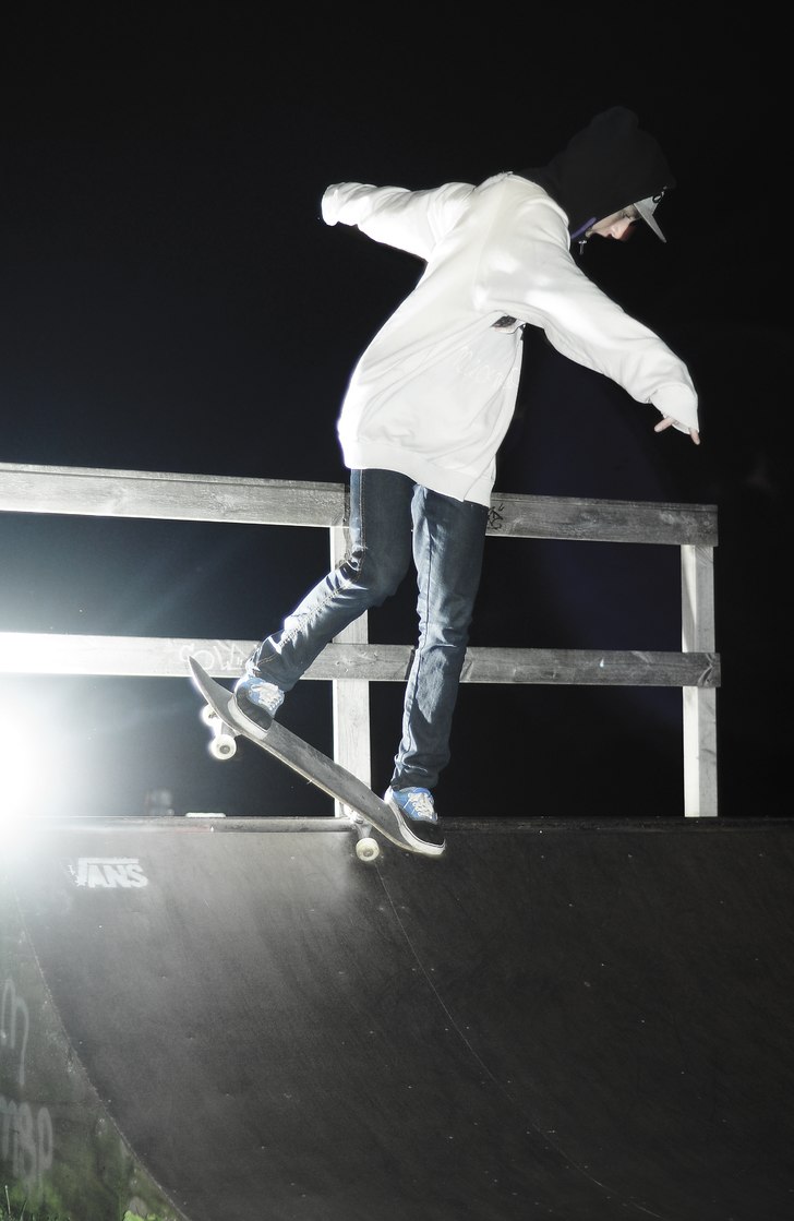 liten skate session i den mörka natten. Foto: Ollie Nordh. Åkare: David Kjellstrand.