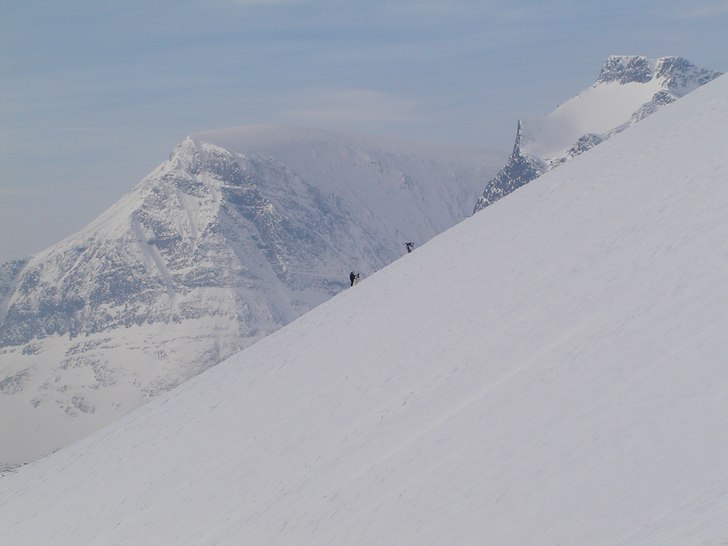 På väg uppför Kebnetjokka. Foto: Anders Palm. Åkare: Erik Fors, Stefan Hägnesten och Mattias Wesslau.