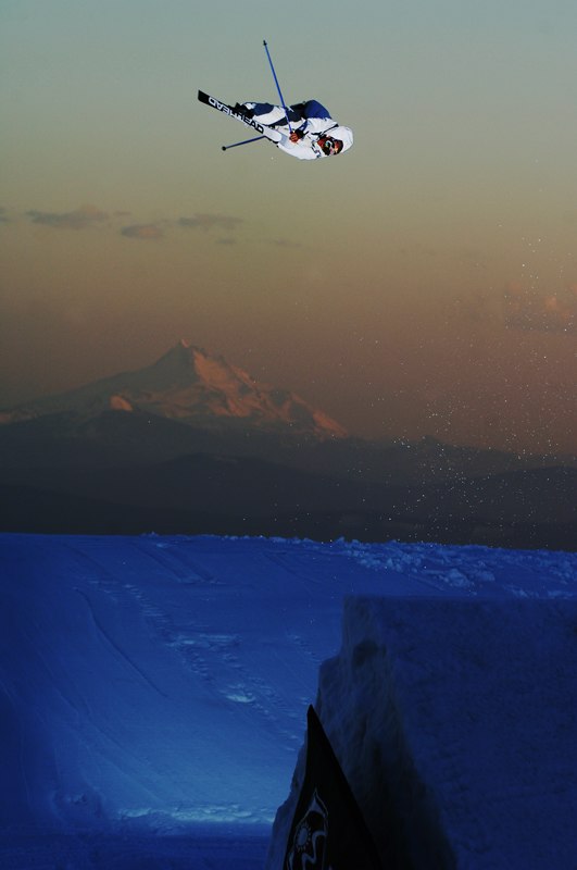 Jon Olsson, en solnedgång, ett bra hopp. Tre para. Foto: Mattias Fredriksson. Åkare: Jon Olsson.