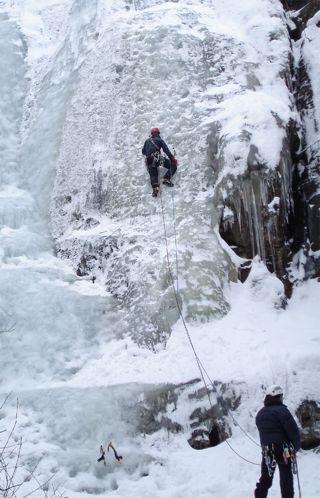 Blöt+Kall+Rädd+Fattig=Isklättrare.
Anders har . Foto: Jonas Lidén. Åkare: Anders Kantola.