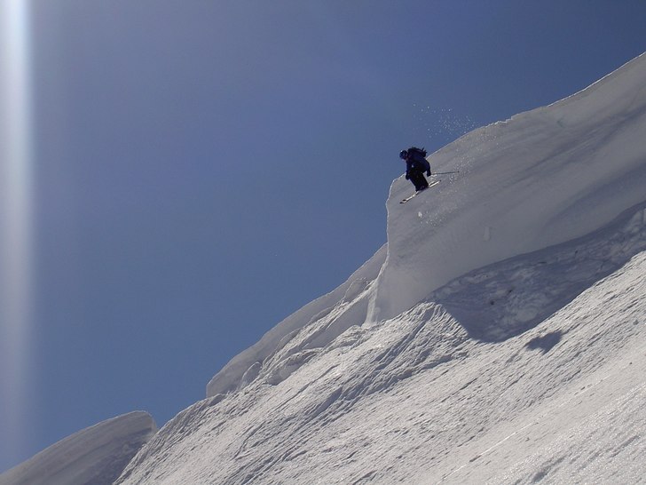 Dangerous Dave laddar på som fan nerför lillskut. Foto: Emil Albano. Åkare: David Lindgren.