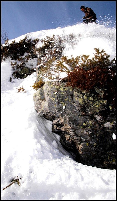 På väg ner för ett skön drop.. Foto: Johan Schedin. Åkare: Johan Olsson.