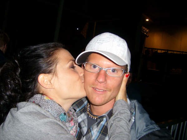 Jill Jonsson kysser mig på kinden...
Helt sagoli. Foto: Karl-Johan Andersson. Åkare: Jag & Jill Jonsson.