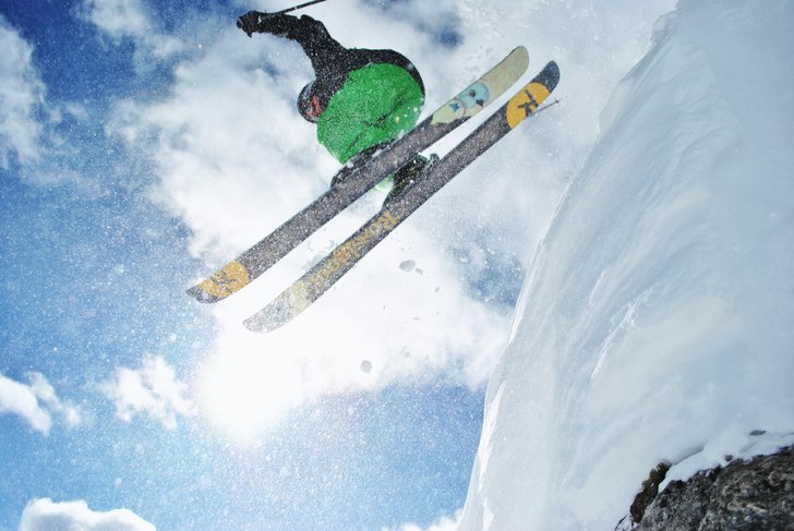 Hoppar en klippa, Jacob ligger under.. Foto: Jacob Bengtsson. Åkare: Jonathan Claar.