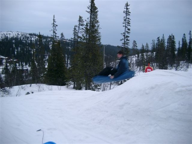 Bob försöker sig på en Mongoshit flip!. Foto: Robins polare. Åkare: Robin Johansson.