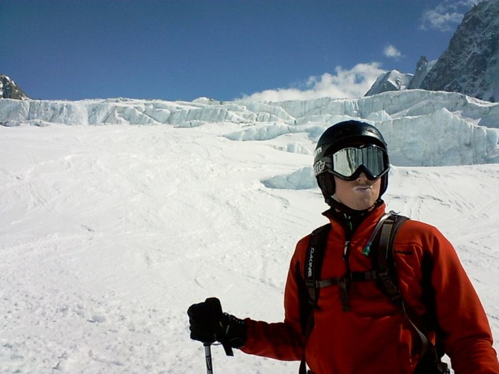 Posé framför Les Serac. Foto: UCPA. Åkare: Johan Frykendahl.