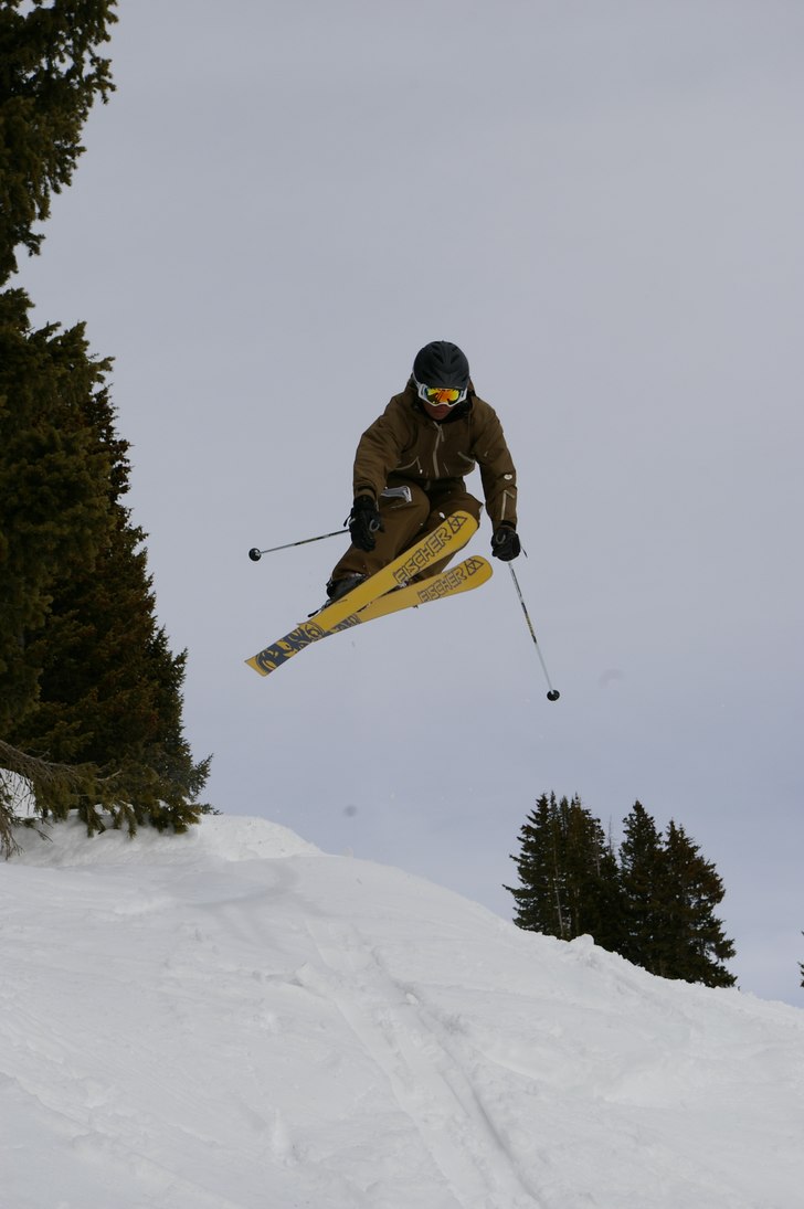 Skön ledig dag i backbowlsen med backcountry hopp. Foto: Maria Lundin. Åkare: Henrik Blom.