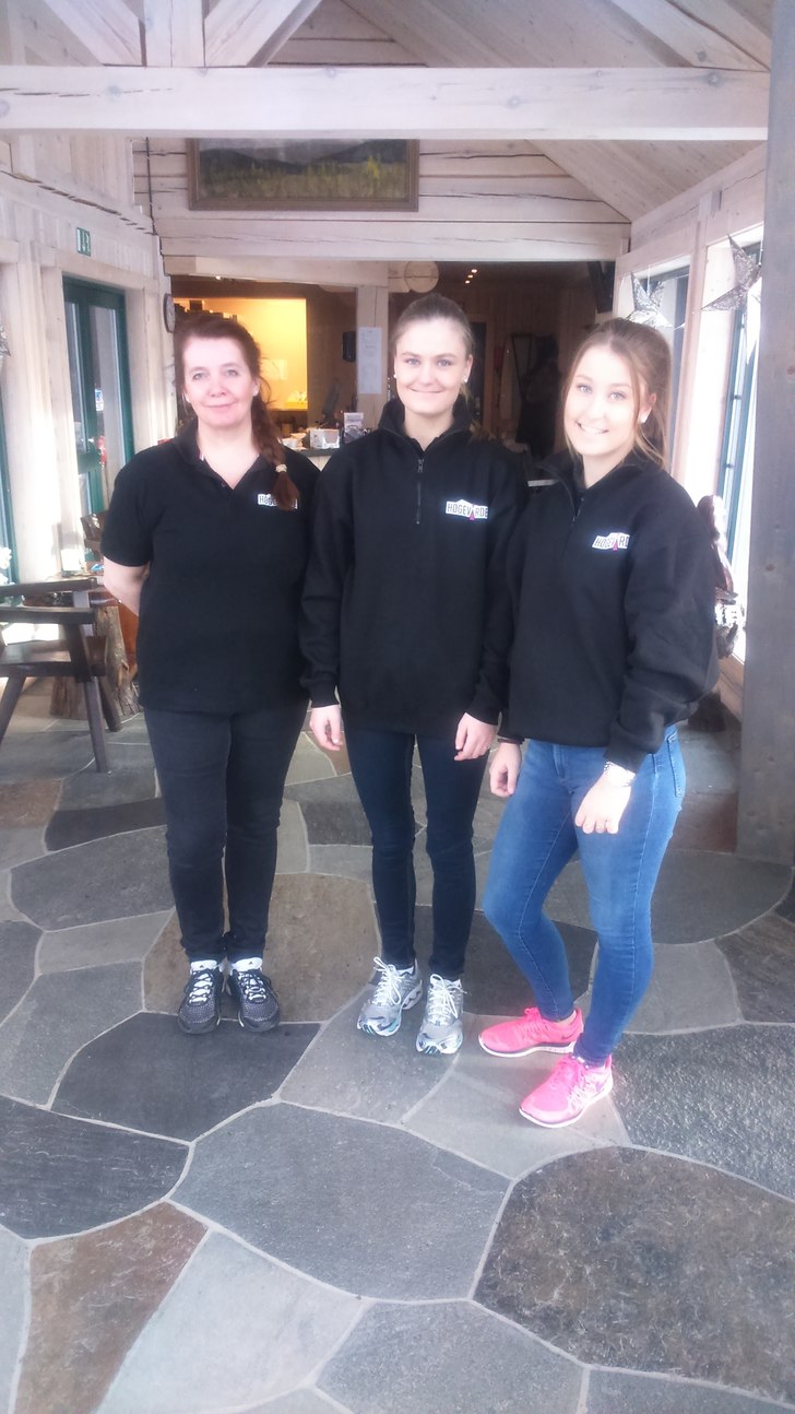 Klare for innrykk.
Kaken står i ovnen, kaffen er .