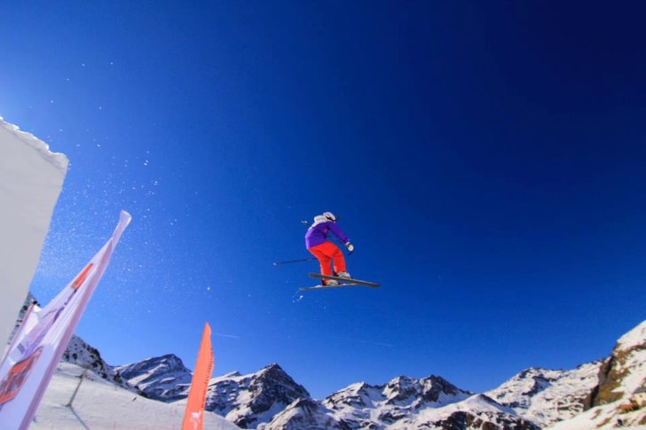 13 åring hoppar för första gången med lite hö. Foto: Andrea Battistella. Åkare: Filippa Hansen.