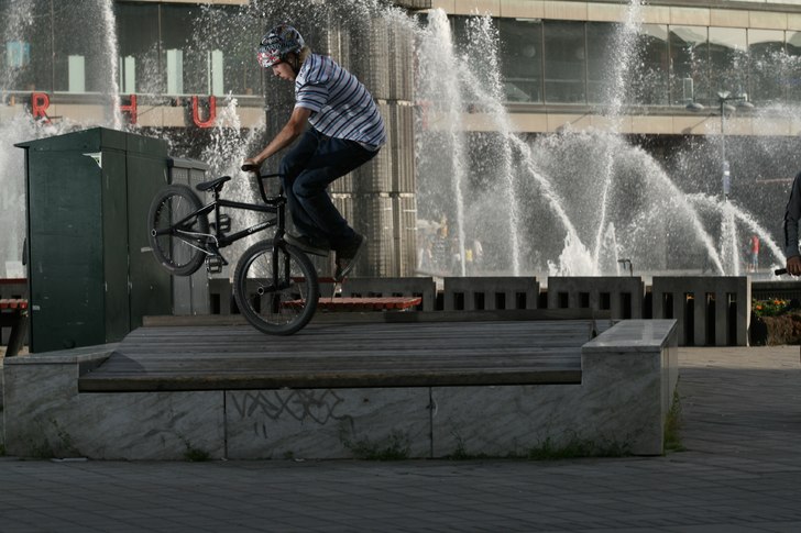 Gurra bunnar upp på en grej och drar en footjam t. Foto: Simon Berggren. Åkare: Gustav Bodén.