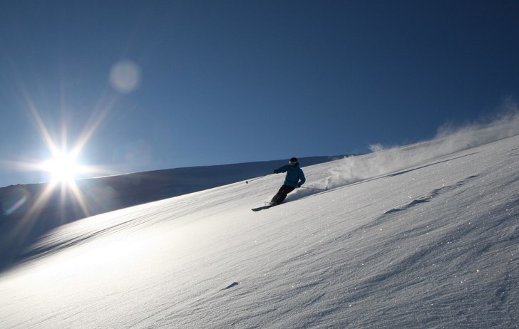Klarblå himmel och strålande sol, som synes, och. Foto: Emma Lennholm. Åkare: Linus Zetterlund.