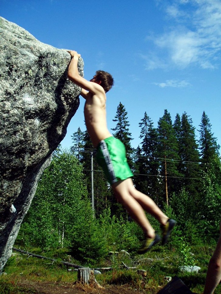 Jens vågar och fixar White man can´t jump 6A på. Foto: Johan Vall. Åkare: Jens Häggström.