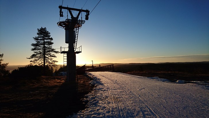 Vårskidåkning med mäktig soluppgång. Foto: Andreas Isaksson.