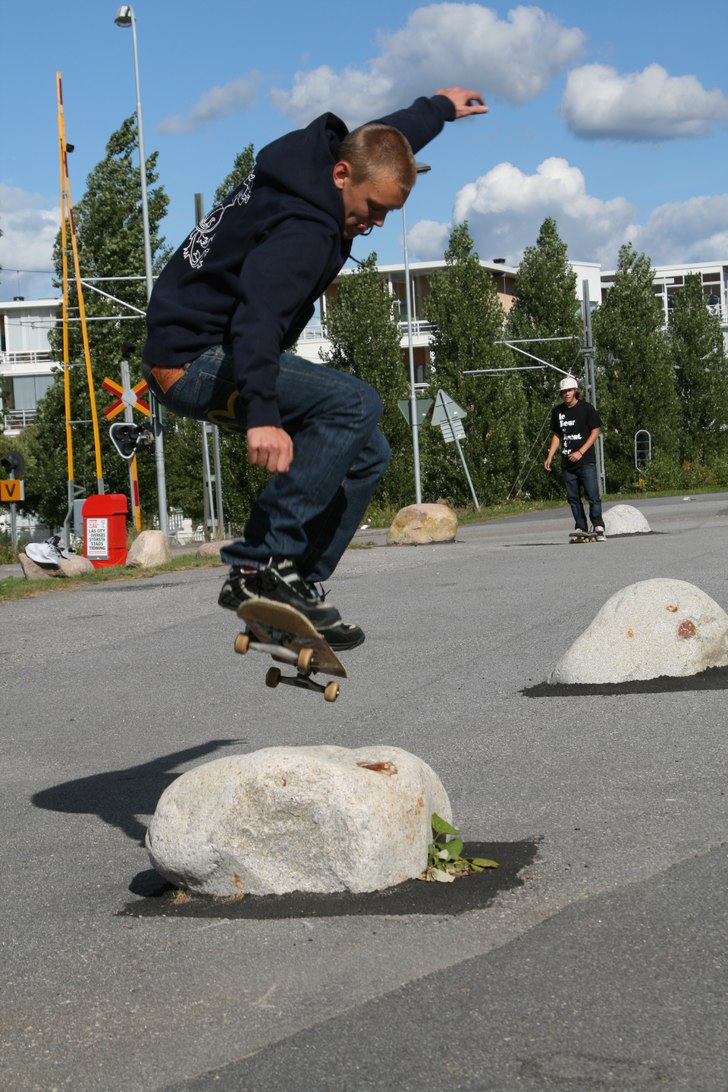 Hoppar över en sten. Foto: Simon Berggren. Åkare: Philip.