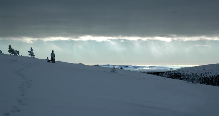 Härlig bakgrundsljus påväg ut till en offpistre. Foto: Pontus Thulin. Åkare: Sebastian Branö.