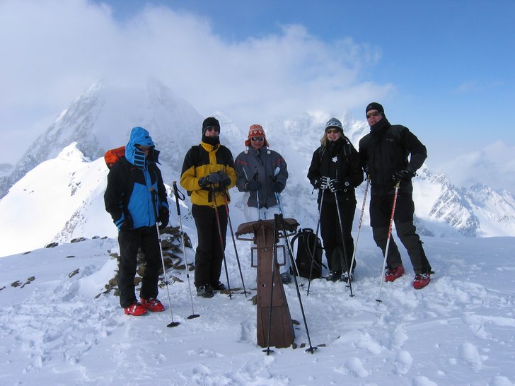 Suldenspitze 3376m, komplett med lavett för lätt. Foto: Kurt Ortler. Åkare: Martin Hanson, Eva Jansson m.fl..