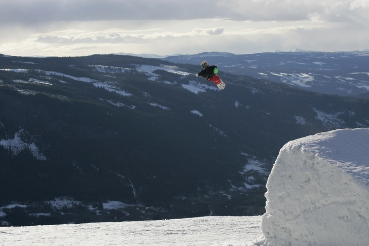 Slovenen Matevz Petek i ett ganska stort hopp unde. Foto: adam martell. Åkare: matevz petek.