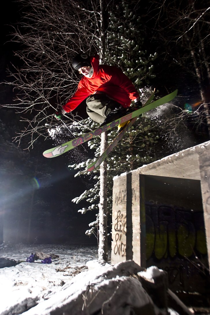 Drog och droppade en bunker under en railsession p. Foto: Linus Argus-Hennix. Åkare: Pontus.