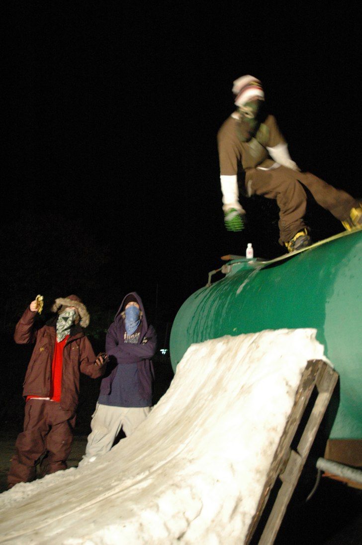 Man kan inte ens åka snowboard utan att gangsters. Foto: Dennis Ylikangas. Åkare: Erik Lindhe.