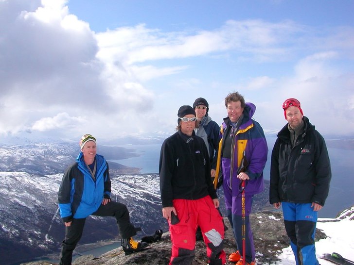 Efter klättring på kamen mot mörkhåla, smörå. Foto: Thomas Nilsson. Åkare: Deloitte freeride team.