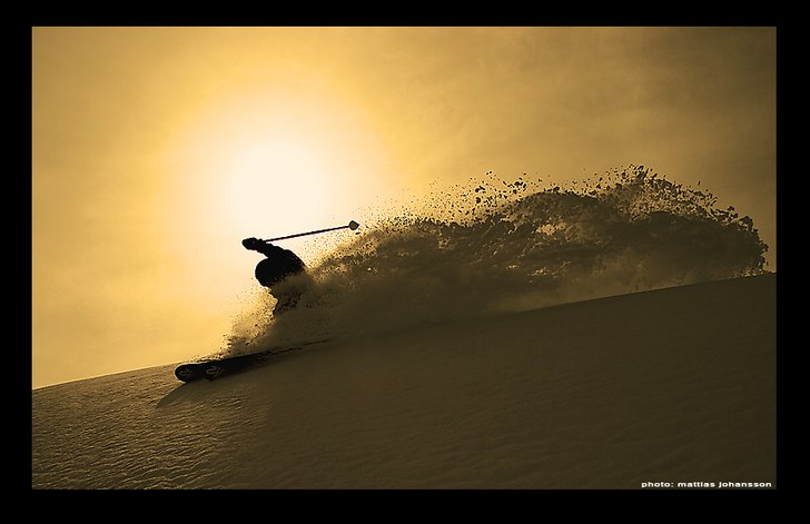 Karin lägger en svänger upp ett orört snöfält. Foto: Mattias Johansson. Åkare: Karin Lissola.