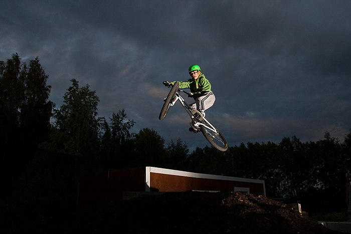 Hoppträning i Alfta Bike Park. Foto: Kenneth Einars. Åkare: Jonte Woxberg.