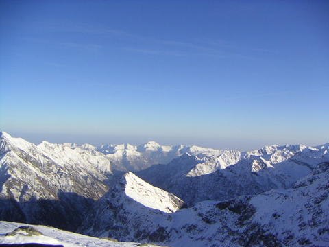 Vy från rifugio Guglielmina, ned mot Alagna. Foto: Jenny Maniette.