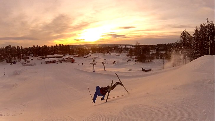 Hoppar med längdskidor under ett träningsläger . Foto: Gustav Johansson. Åkare: Anton Åström.