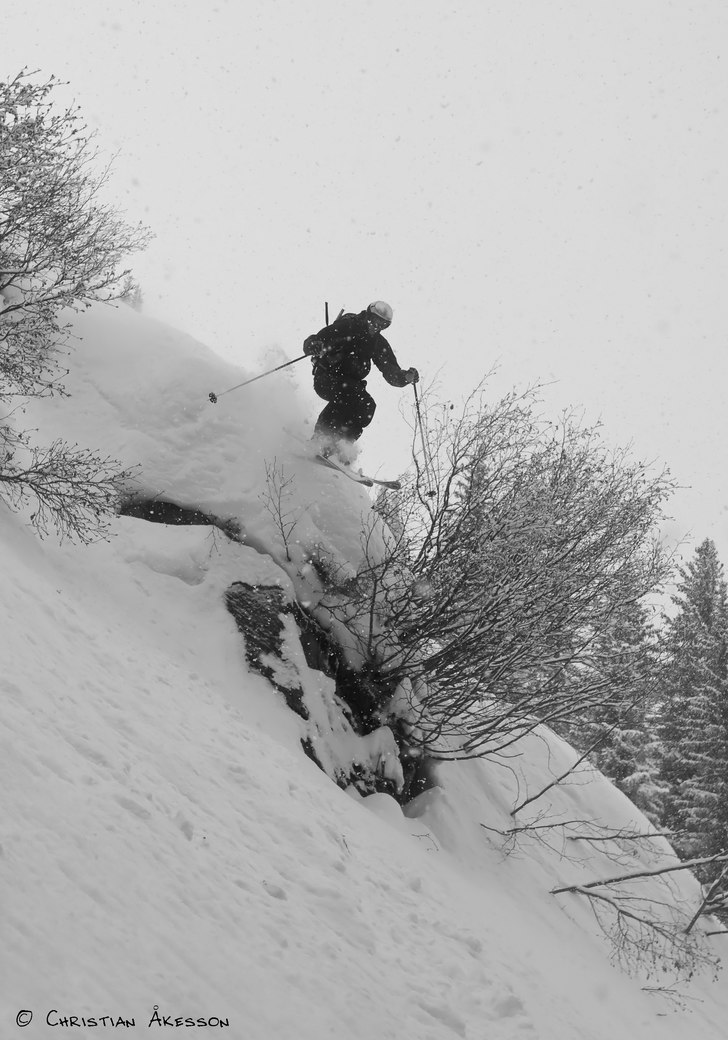 Peter hittade en liten klippa på väg igenom skog. Foto: Christian Åkesson. Åkare: Peter Andersson.