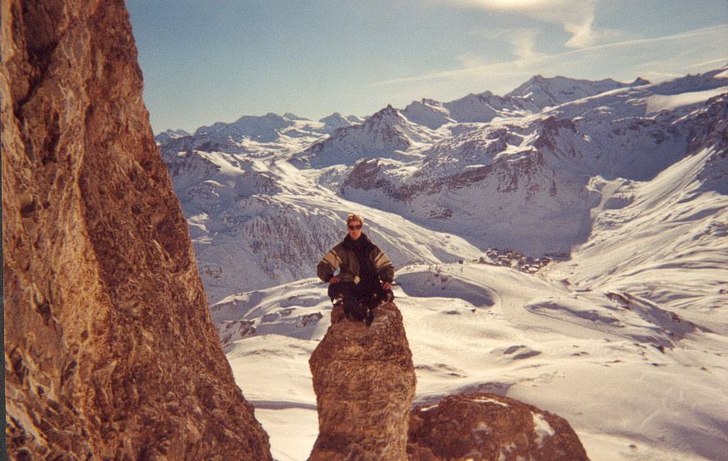 Vid synålen i val d´Isere finns den här klippan. Foto: Erik Trangärd. Åkare: Martin Nyblad.