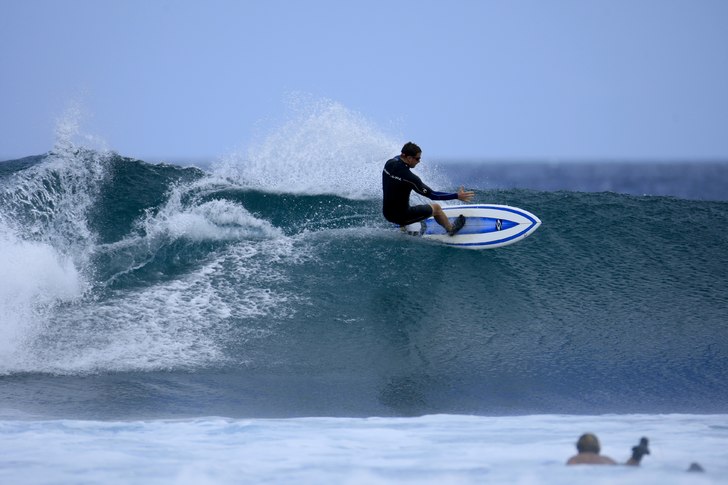 Bra dag, början på ett nytt svall, Varmt vatten . Foto: Reilly Cooney. Åkare: Tobias Wattman Lundstig.