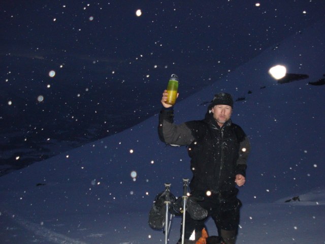 Første drikkepause på vei opp Blåbærfjellet i . Foto: Per Hasvold. Åkare: Ståle Frisvold.