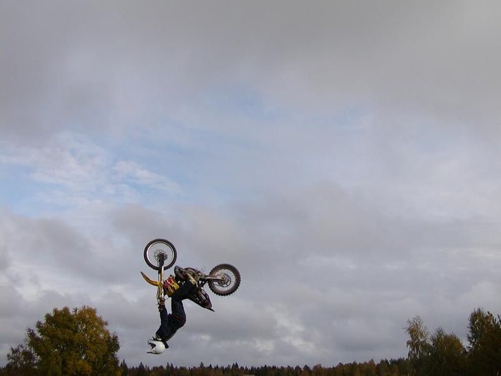 Fred under ett av de första backflip försöken s. Foto: becka johasson. Åkare: Fredrik johansson Fredd.