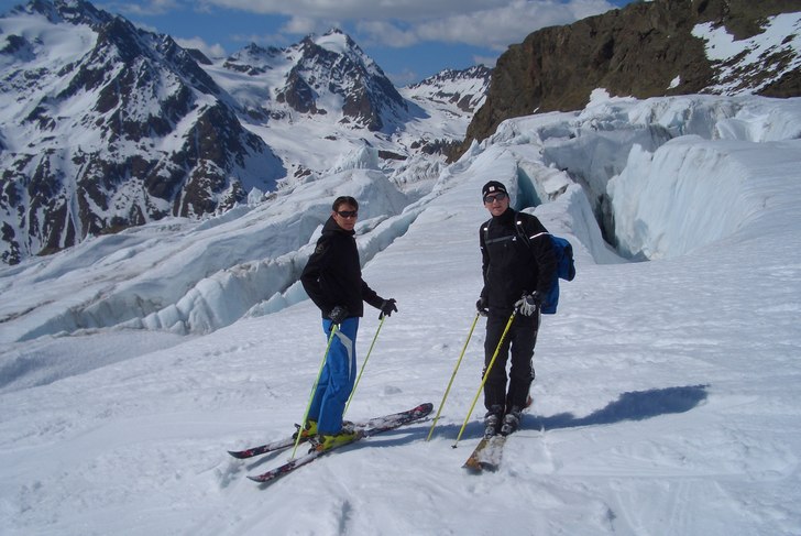 Glacier Backcoubtry ski-run 11km - across the glac. Foto: Udo. Åkare: Martin (on the left) and Maik (on the right).