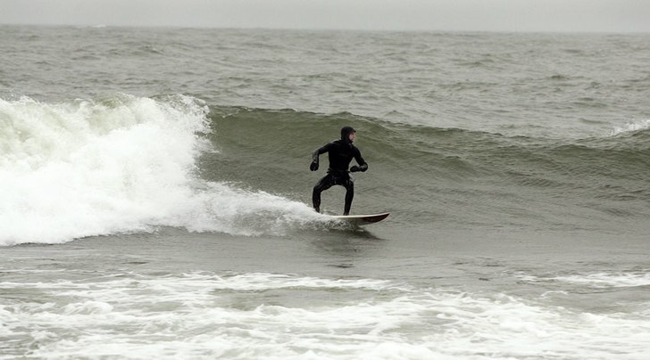 Eric Perfect-Body-Boy tar en våg windy wednesday.. Foto: Tobias Ivarsson. Åkare: Eric.