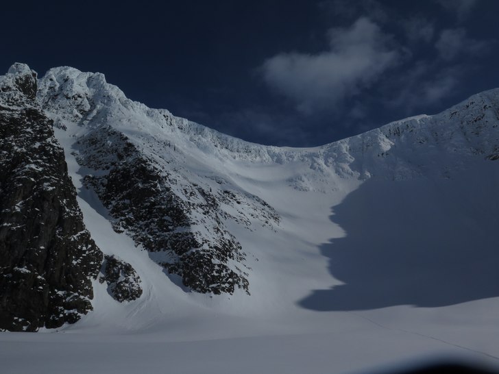 Åket går rakt ner från passet mellan nord(väns. Foto: tryggve tirén.