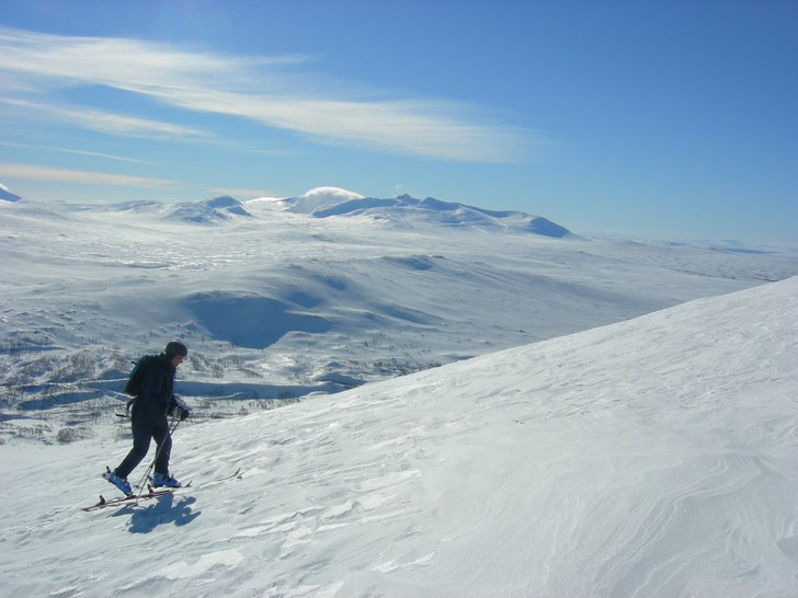 Pappa på väg upp med sylarna i bakgrunden!!. Foto: Robert Arrhenius. Åkare: Anders Martinsson.