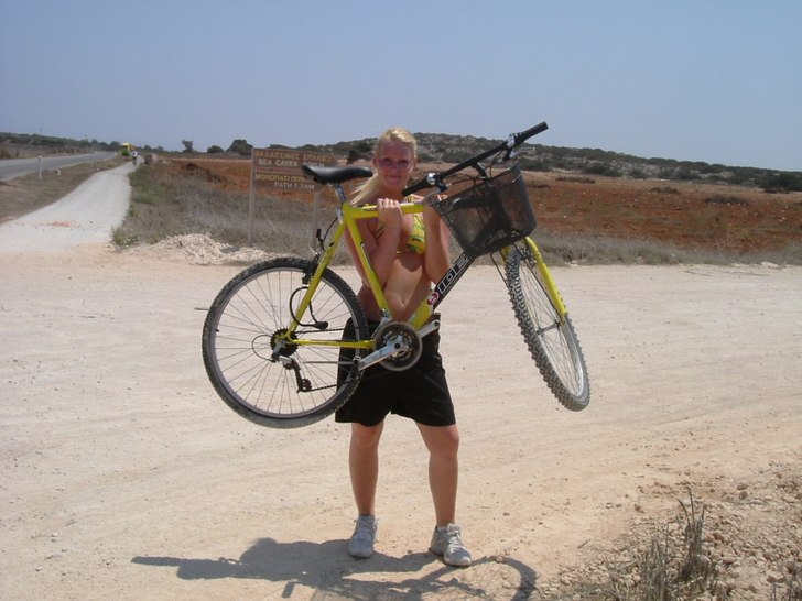 I väntan på nytt däck till cykeln, fick vi bär. Foto: Emelie Sahlstedt. Åkare: Marléne Sjödin.