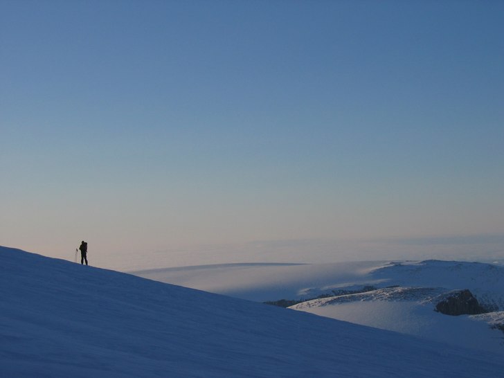 Östsidan på Newtontoppen är inte så spektakul�. Foto: Erik Rodesjö. Åkare: En av mina gäster.