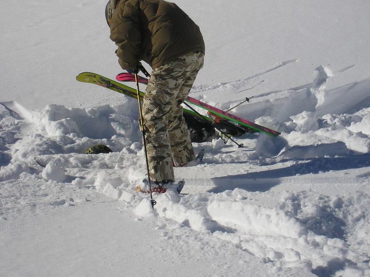 Skidspetsar + hjälm = Crash, tog mig en evighet a. Foto: Donnu. Åkare: Dennis Andersson.