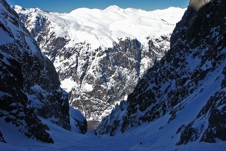 TT susar stiligt nedför rännan med en skaplig ba. Foto: jakob wallin. Åkare: TT.