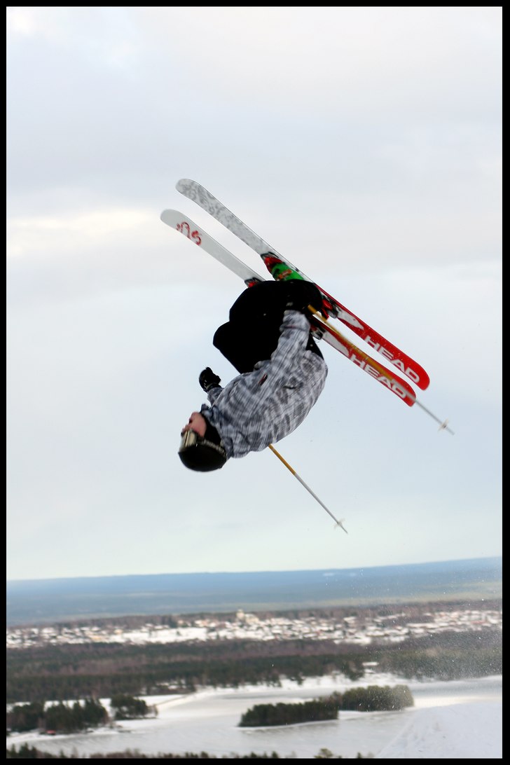 Lincon i ett handbyggt hopp.. Foto: Johan Östgren. Åkare: Jacob Gustafsson.