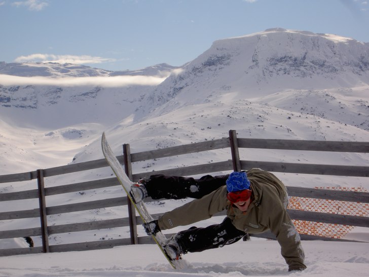 Fina förhållanden, ca 10cm nysnö. . Foto: August Sandqvist. Åkare: Joel "Jarl" Stenvall.