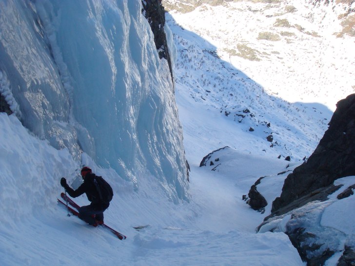 Offpist mellan Trockner Steig och Furi. Foto: Håkan Cervin. Åkare: Rickard Hansen.