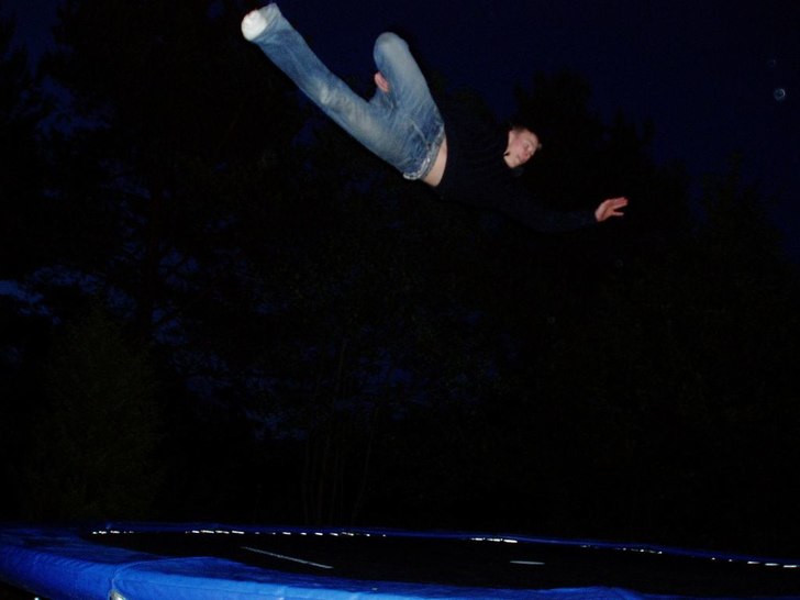 Leker lite på trampolinen. Ska va en backflip+mut. Foto: Erik Ekström. Åkare: Linus Gentzel.