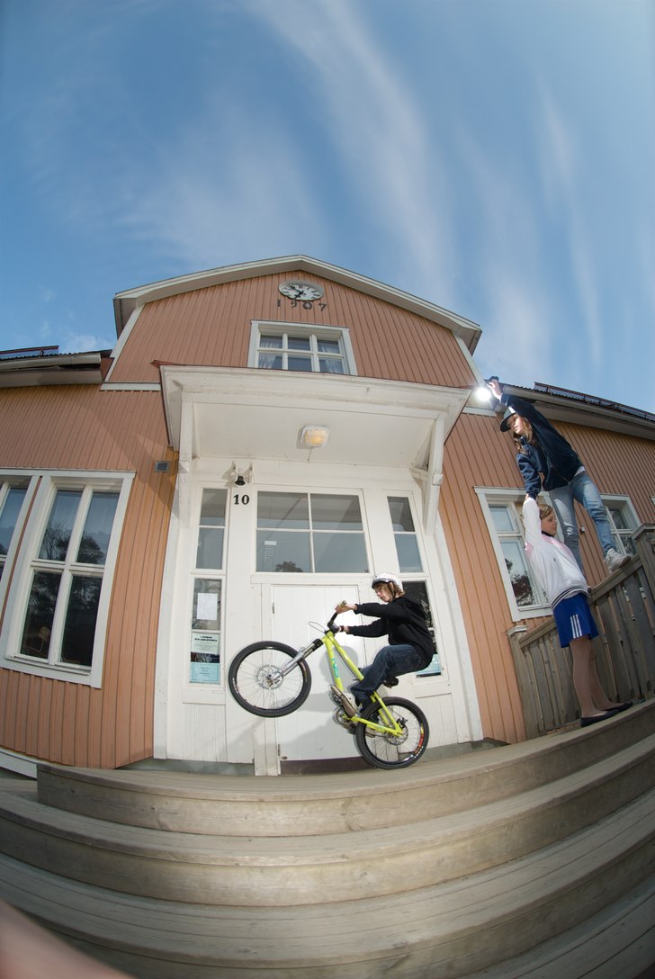 Wheelie. Foto: Simon Pontér. Åkare: Joakim Nilsson.