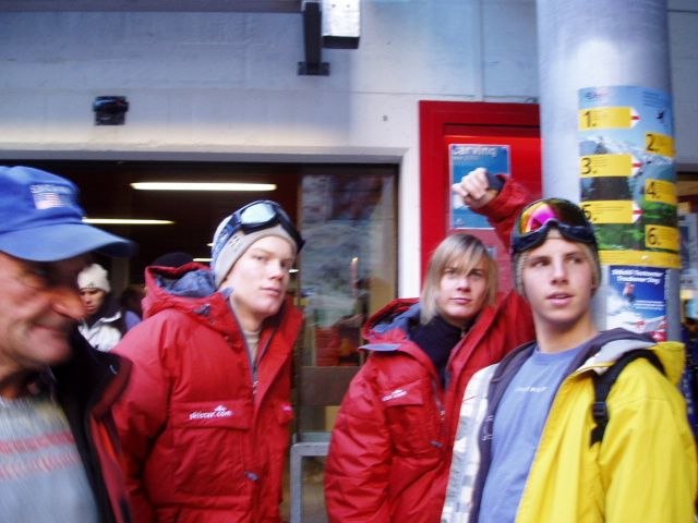 killarna nere vid dalstationen i zermatt .vi fick . Foto: Pelle Hjertman. Åkare: Henrik Hedvall , Olle Daunfeldt , Fabian Bhaerendtz ..