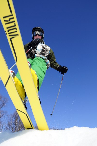 Jeppe passerar över huvudet på mig när jag ligg. Foto: Mattias Pettersson. Åkare: Jesper Lindberg, Luleå.
