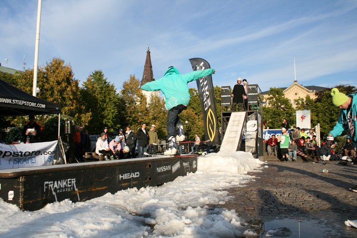 Anton kör lite one foot spins :). Foto: Schulle. Åkare: Anton Jansson.